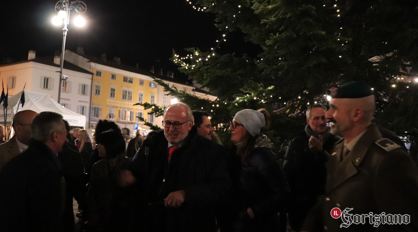 Immagine per Gorizia, in tanti sotto l'albero illuminato: «Poche luci ma molti eventi»